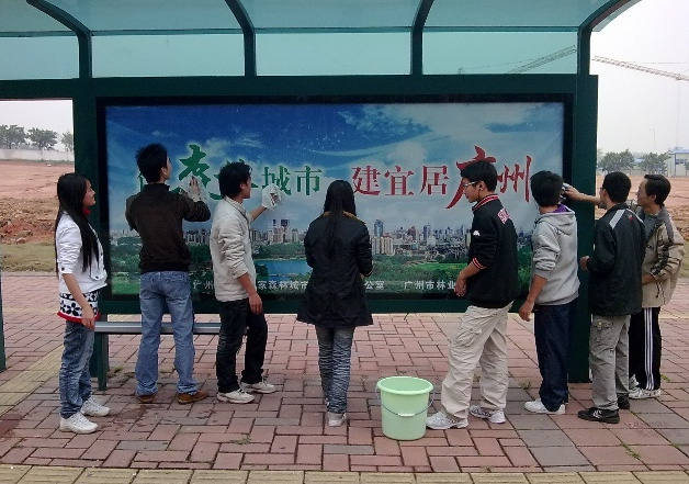 广州候车亭野广告相对少