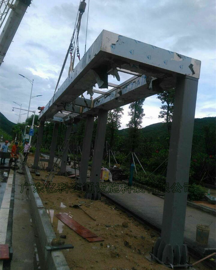 珠海横琴岛候车亭安装现场